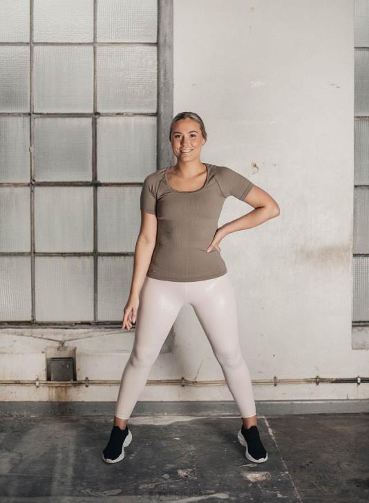 odzież JF4L449 kobiety AIM'N Bezszwowa koszulka w kolorze espresso, prążkowana